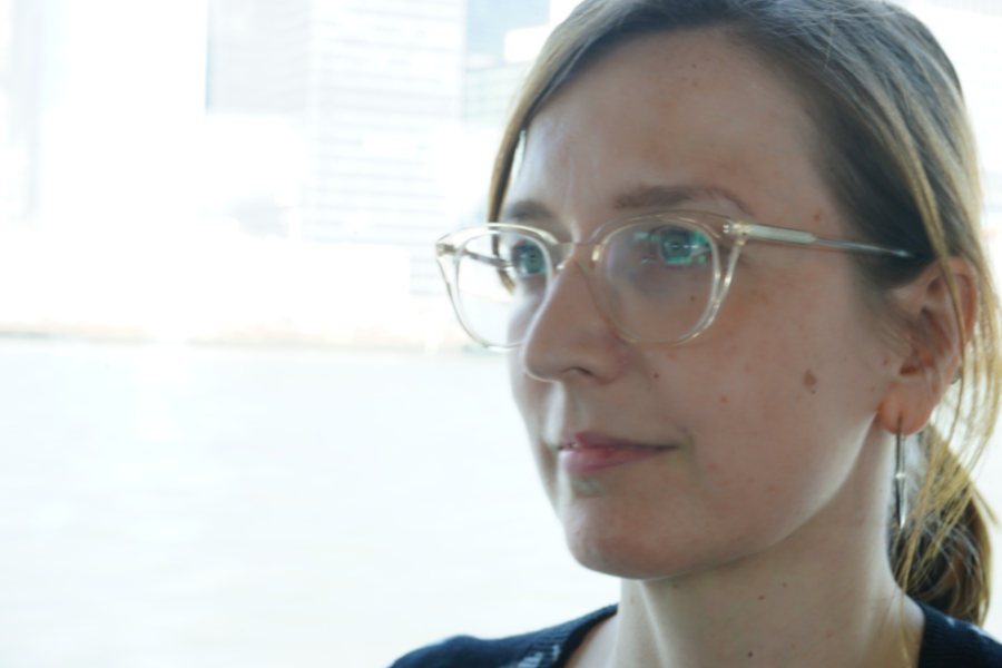 Amy Brady vor einem Fenster