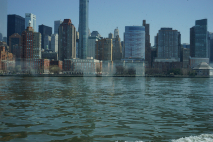 Skyline von New York mit Wasser im Vordergrund